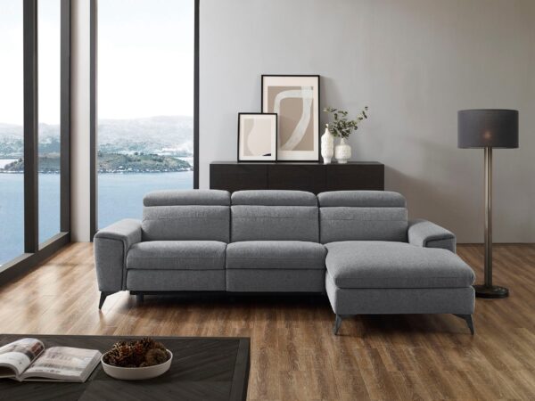 Canapé d’angle Theron avec  un Fauteuil relax électrique avec têtière réglable en tissu gris – Image 2